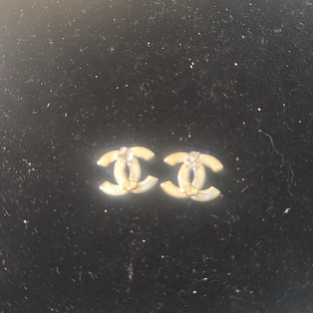 CHANEL Silver CC Interlocking Logo Stud Earrings signed in back - Picture 5 of 5